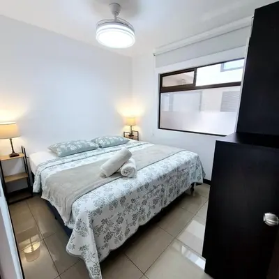 a bedroom with a bed with two pillows and a window at Moderno apartamento en San Jose CR in San José