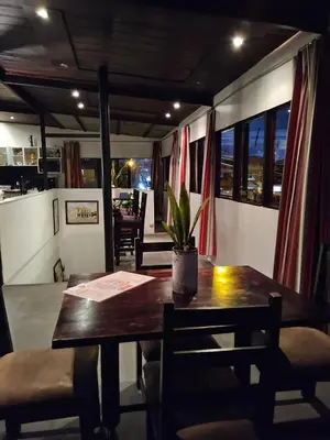 a dining room with a table and a potted plant at Apartamento Céntrico con Vista in Heredia