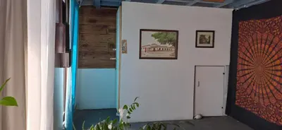 a hallway with a blue door and a wall with paintings at Apartamento Céntrico con Vista in Heredia