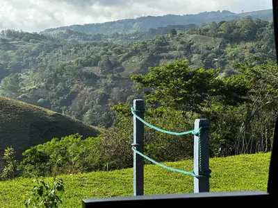 a rope tied to a pole on a field with a mountain at Casa grano de oro in Turín