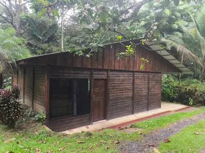 a small wooden building in the middle of a yard at Cabaña escondida Venecia in Venecia