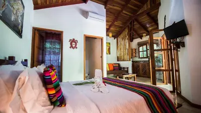 a bedroom with a bed in a room at Hotel El Pequeño Gecko Verde in Sámara