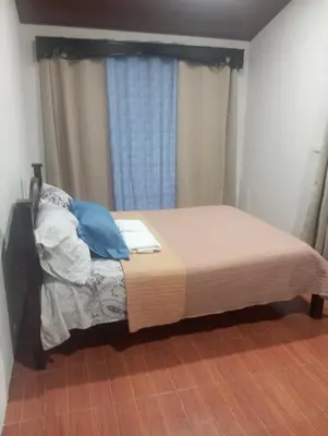 a small bed in a room with a window at Linda vista in Bijagua