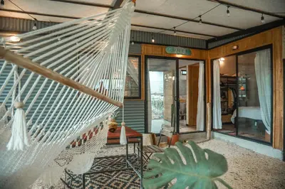 a room with a hammock in a house at Jungle house in Santa Teresa in Santa Teresa Beach