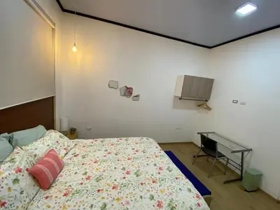 a bedroom with a bed and a desk in it at Apt Barrio Mexico in San José