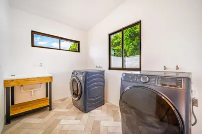 a laundry room with a washer and dryer in it at Macondo Ecolodge Alpinias - Veranera in Coco