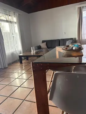 a living room with a table and a couch at Apartamento Pequeño descanso San Ramon in San Ramón