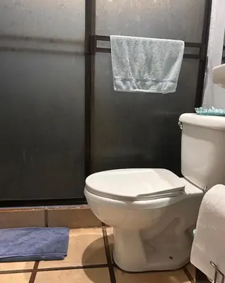 a bathroom with a toilet and a towel at Apartamento Pequeño descanso San Ramon in San Ramón