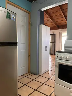 a kitchen with a stove and a refrigerator at Apartamento Pequeño descanso San Ramon in San Ramón