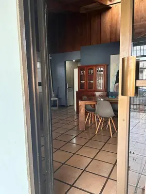 a kitchen and dining room with a table and chairs at Apartamento Pequeño descanso San Ramon in San Ramón