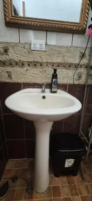a white sink in a bathroom with a mirror at Casa Sarita y Manuel in Curridabat