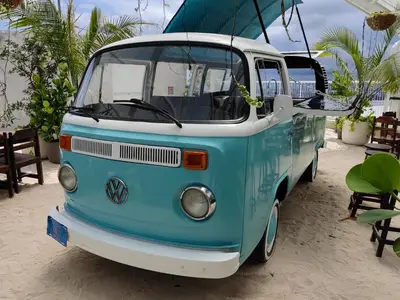 an old blue and white van with an umbrella at 2811 SECRT Sabana Hermoso Estudio in San José