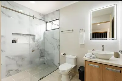 a bathroom with a shower and a toilet and a sink at Los Ángeles in Fortuna