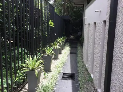 a garden with potted plants on a fence at Gitana Hermosa in San Rafael