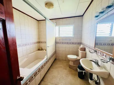 a bathroom with a tub and a toilet and a sink at Casa Las Brisas del Miravalles in Bagaces