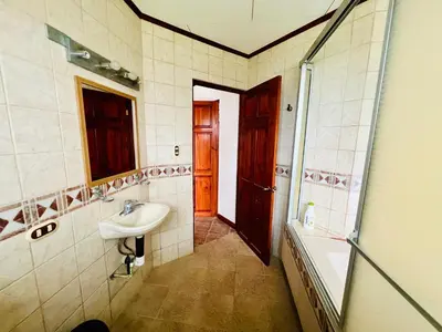 a bathroom with a sink and a mirror at Casa Las Brisas del Miravalles in Bagaces