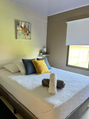 a bed with two stuffed animals on top of it at Apartamento del sol #3 in Tilarán