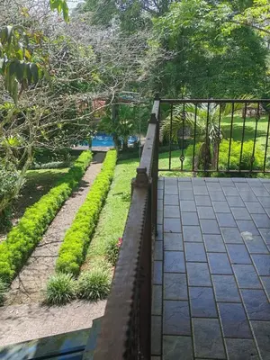 a garden with a fence and a walkway at Villa Azul in Abundancia