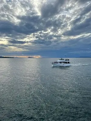 a boat in the water under a cloudy sky at Todo incluido en Yate a Isla Tortuga con habitacion de hotel en Puntarenas in Puntarenas