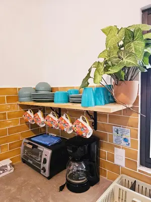 a counter with a coffee maker and a microwave at Casa Selvamar, un oasis en la selva in Tortuguero