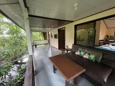 a living room with a couch and a table at Estudio Jaguar 2 o piso Casa Jaguar in Tortuguero