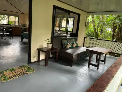 a living room with a couch and a table at Estudio Jaguar 2 o piso Casa Jaguar in Tortuguero