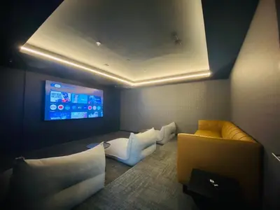 a room with a couch and a flat screen tv at Premium Apartment In Be Cariari in Heredia