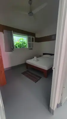 a small bedroom with a bed and a window at Residencial Oasis in Sámara