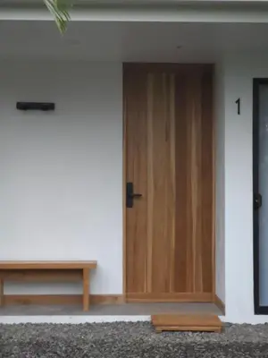 a room with a wooden door and a bench at Villa del pájaro pecho amarillo in Fortuna