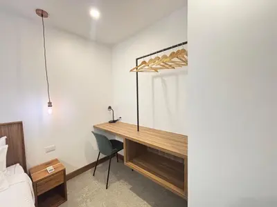a bedroom with a desk and a bed at Villa del pájaro pecho amarillo in Fortuna