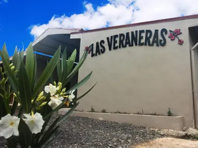 a sign on the side of a building at Cabinas Las Veraneras - Dota in Santa María