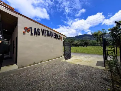 a sign on the side of a building at Cabinas Las Veraneras - Dota in Santa María