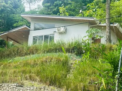 a white house on a hill with tall grass at Casa Hilltop Peaceful house 15 minutes from Samara in Sámara