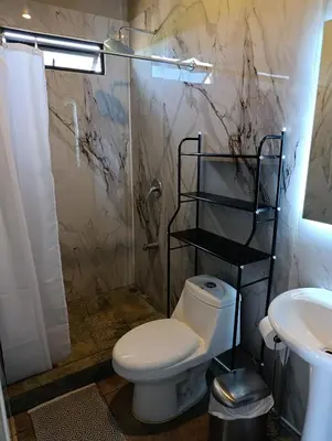 a bathroom with a toilet and a shower and a sink at Maracuyá Garden Stanza 2 in Parrita
