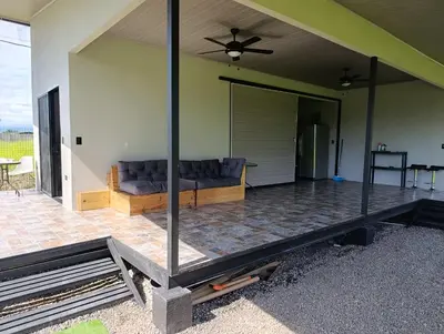 a living room with a couch and a table at Maracuyá Garden Stanza 2 in Parrita