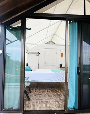 a bedroom with a bed in a tent at Glamping Finca garza del sol in El pilon