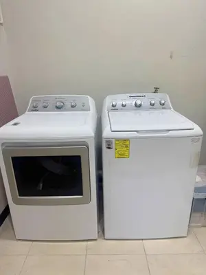 a kitchen with a stove and a washer and dryer at Casa Selva Pacifico in Quebrada Ganado