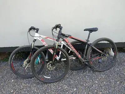 two bikes are parked next to a wall at Maracuyá Garden Stanza 1 in Parrita