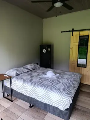 a bedroom with a bed in a room with a ceiling at Maracuyá Garden Stanza 1 in Parrita