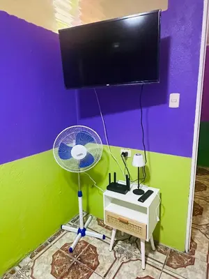 a room with a computer and a fan and a tv at Paraíso Natural in Quepos