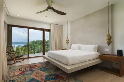 a bedroom with a bed and a large window at La Experiencia in Nacascolo