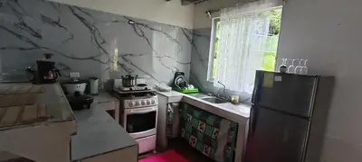 a kitchen with a stove and a refrigerator at Hospedaje Herradura de Rivas in Rivas