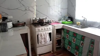 a kitchen with an old stove and a sink at Hospedaje Herradura de Rivas in Rivas