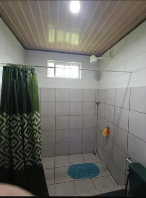 a bathroom with a shower with a shower curtain at Quinta de Montaña, San Carlos in Vara Blanca