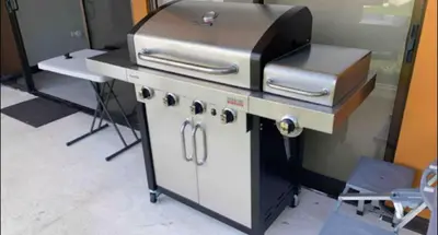 a grill sitting on top of a table at Hermosa Beach in Tapantí