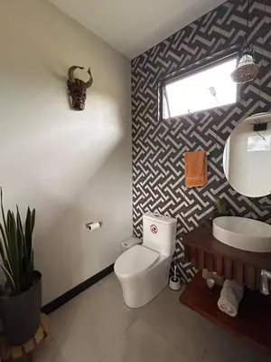 a bathroom with a toilet and a sink at Los Guayabos in Sarchí