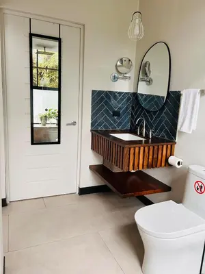 a bathroom with a sink and a mirror at Los Guayabos in Sarchí
