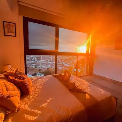 Stunning Sunset View Apartment with Free Parking