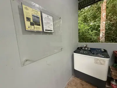 a washing machine in a room with a window at Villa Carpintera in Puntarenas