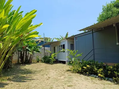 a backyard with a house and some plants at Apartamentos Modular Bahía Ballena in Bahia